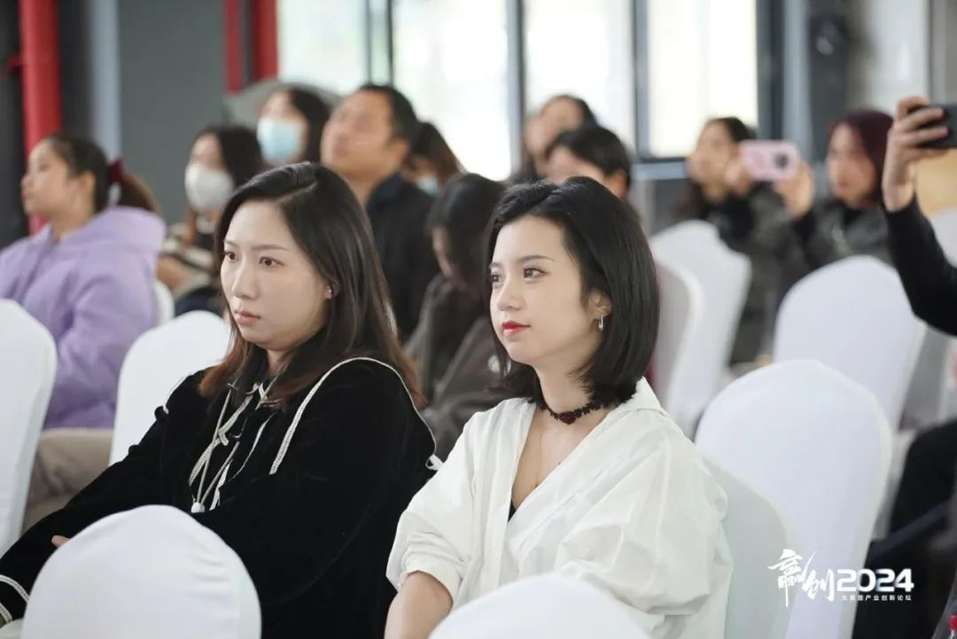 AI、小红书亮相“赢创2024论坛”,与百名家居业界精英论创新发展共话未来(图8) AI、小红书亮相“赢创2024论坛”,与百名家居业界精英论创新发展共话未来(图8)