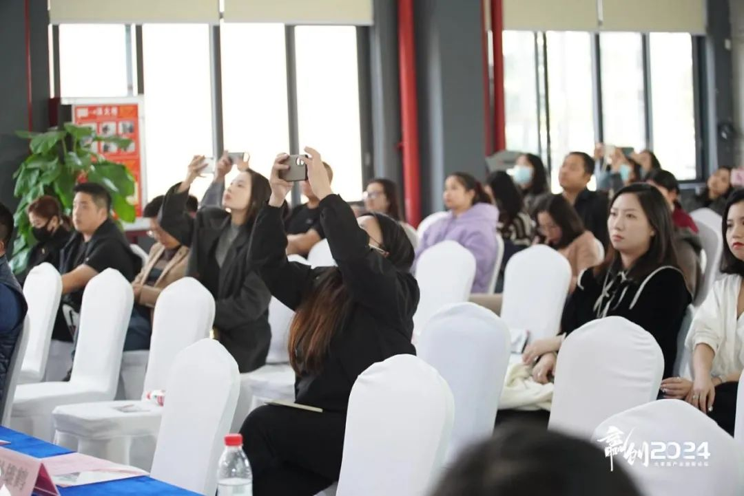 AI、小红书亮相“赢创2024论坛”,与百名家居业界精英论创新发展共话未来(图9) AI、小红书亮相“赢创2024论坛”,与百名家居业界精英论创新发展共话未来(图9)